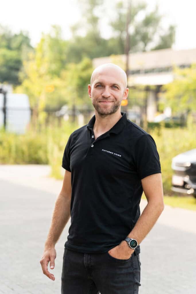 De zaakvoerder van Futured Home, uw deskundige partner voor de installatie van een thuisbatterij, laadpalen en zonnepanelen in Pepingen en heel Vlaams-Brabant.